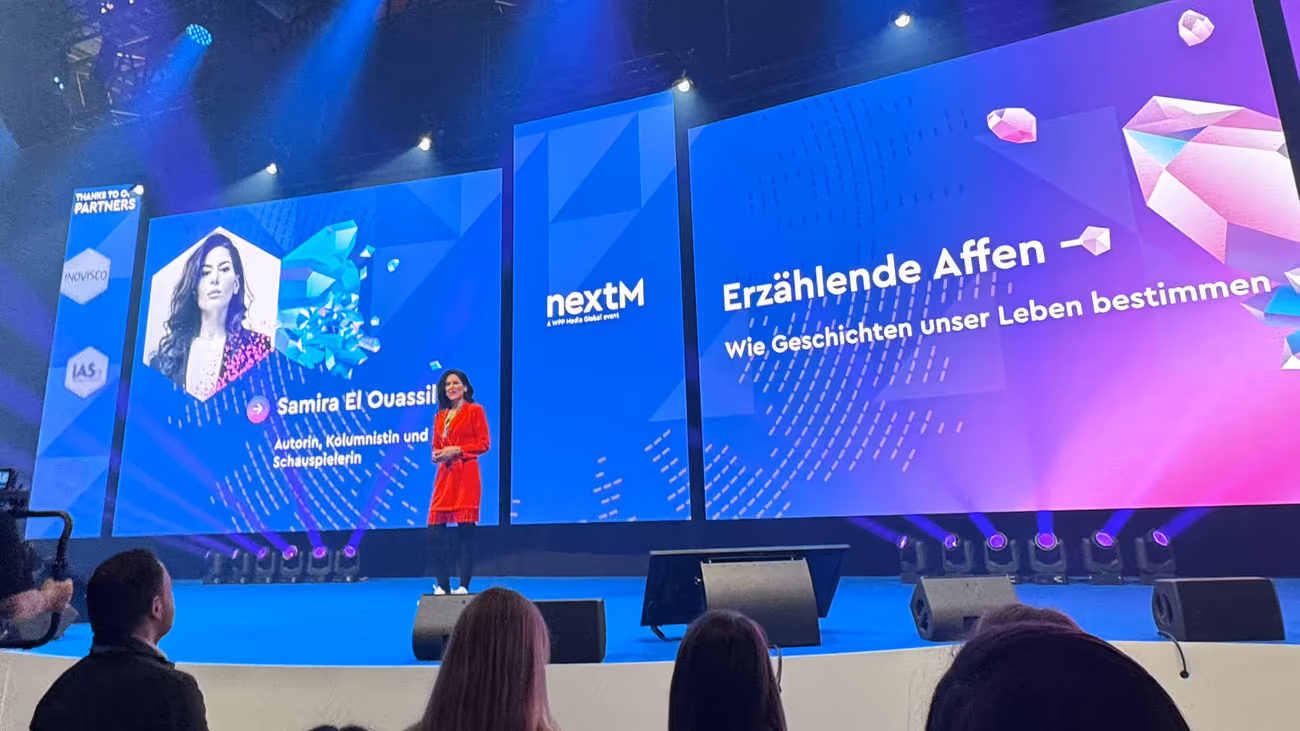 NextM 2026 – Samira El Ouassil: Keynote | Erzählende Affen – wie Geschichten unser Leben bestimmen